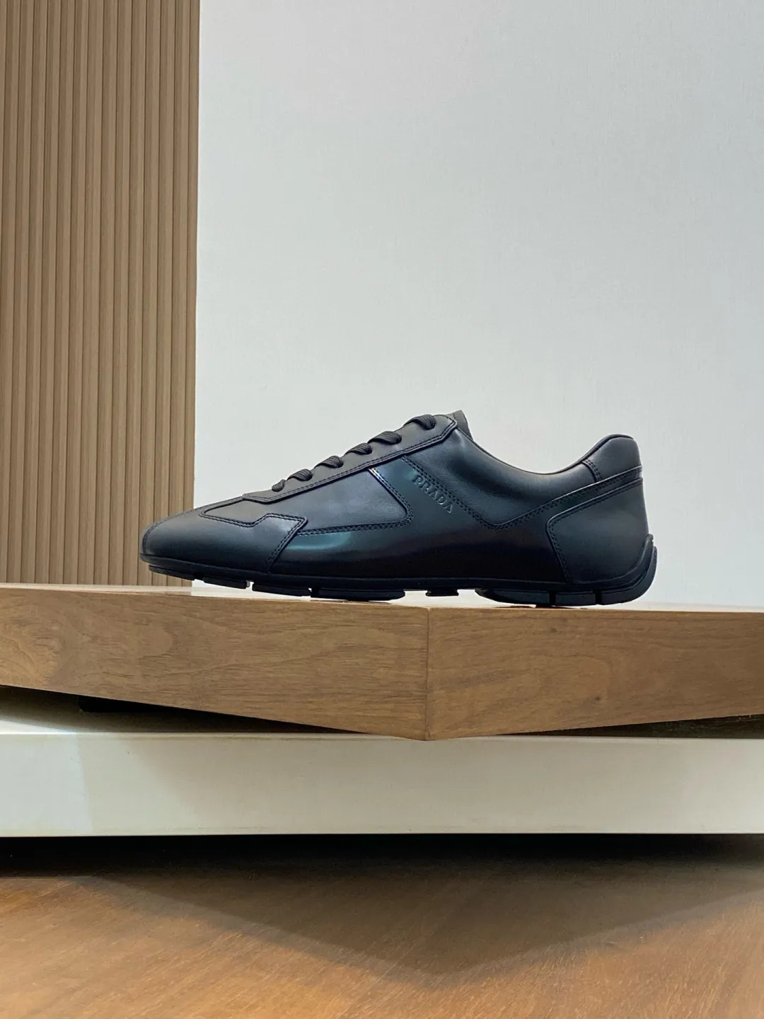 Men's Men's Shoes 💰800 Prada/Prada Men's Leather Casual Sports Shoes, a hot product made in Guangzhou! Made of imported calfskin splicing upper, three-dimensional geometric segmentation, precision manufacturing, uniform stitching, leather texture at a glance, multi-color splicing, fashionable and generous, soft, comfortable and breathable, decorated with PRADA letter logo on the outside, classic letter logo on the tongue, fabric strap on the heel, P family's classic sports shoe type, with fabric lining, silver logo cowhide foot pads, and P family's exclusive rubber outsole. The details are carefully crafted, making it a versatile item for travel! Comes with original box and dust bag! Multiple colors available! Size: 39-40-41-42-43-44 standard leather shoe size (38, 45 customized ¥)
